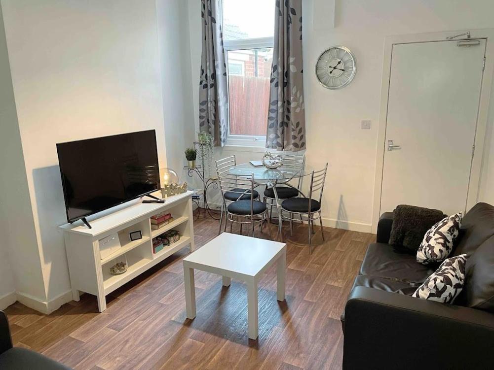 Homely 3 Bed Town House In Coventry City Centre Extérieur photo